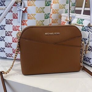 MICHAEL KORS
Jet Set Travel Medium Dome Crossbody Bag
Luggage 
NWT
